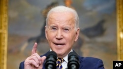 Presiden Joe Biden mengumumkan kebijakan AS untuk melarang semua impor minyak, gas dan energi Rusia di Gedung Putih hari Selasa siang (8/3).