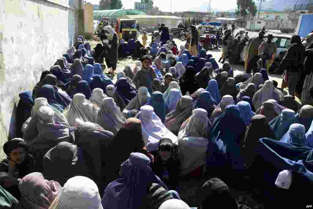 Birlashgan Millatlar Tashkilotining Qochqinlar bo&lsquo;yicha Oliy komissarligi idorasi qarshisida xayriya mahsulotlarga navbat. Qandahor. &nbsp;