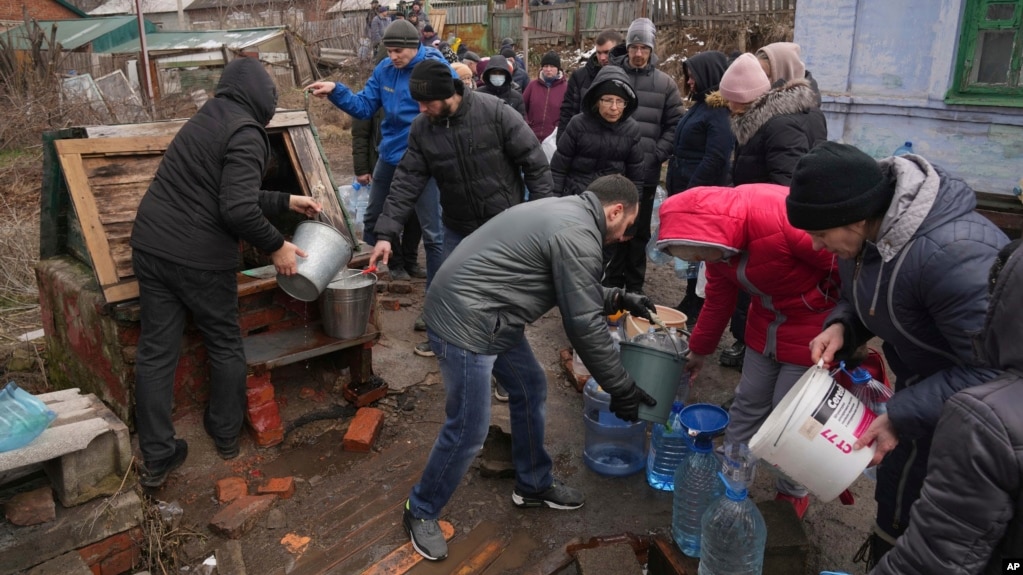 Người dân lấy nước giếng ở ngoại ô Mariupol, Ukraine, 9/3/2022.