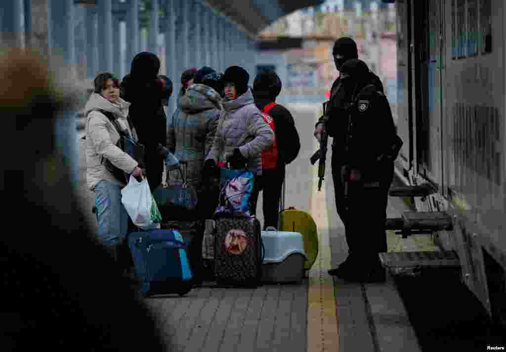Personas con niños del Hospital Central de Niños de Kiev abordan un tren de evacuación de Kiev a Lviv, el 7 de marzo de 2022.