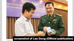 Phan Quoc Viet of Viet A and Ho Anh Son of Institute for Military Medicine at a press conference on Viet A Covid test kit, March 2020.