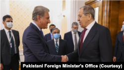 Pakistani Foreign Minister Shah Mehmood Qureshi, left, meets with Russian Foreign Affairs Minister Sergey Lavrov in Moscow in February. (Courtesy Pakistani Foreign Minister's Office)
