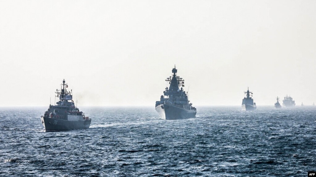 Tàu chiến của Trung Quốc, Nga và Iran trong một cuộc tập trận quân sự chung ở Ấn Độ Dương hồi tháng 1. Trung Quốc tuyên bố đang tập trận tại Biển Đông, giữa đảo Hài Nam và Việt Nam.