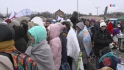 Հարյուրավոր մարդիկ ավտոբուսների են սպասում Լեհաստանի Մեդիկա քաղաքում Ուկրաինայի սահմանը հատելուց հետո։