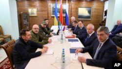 资料照：俄罗斯副外长安德烈∙卢登科（右一）在白俄罗斯与乌克兰代表团举行停火谈判。（2022年3月7日）