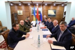 안드레이 루덴코(맨 오른쪽) 러시아 외무차관이 지난 3월 7일 벨라루스에서 우크라이나와의 정전협상 고위급 회담에 참가하고 있다. (자료사진)