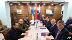 Delegaciones asisten a las conversaciones ruso-ucranianas en el Parque Nacional Belavezhskaya Pushcha, cerca de la frontera entre Polonia y Bielorrusia, al norte de Brest, en Bielorrusia, el lunes 7 de marzo de 2022 [Foto de Maxim Guchek/BelTA Pool vía AP]