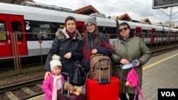 Left to right: 3-year-old Ulya Nochovna, 40-year-old Maria Nochovna, 18-year-old Anna Nochovna and 70-year-old Tatiana Novhovna at Przemysł station in Poland, on their way to Krakow, March 6, 2022. (H. Ridgwell/VOA)