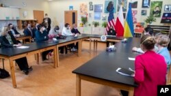 На фото: Віце-президентка США Камала Гарріс у ході круглого столу із вимушеними переселенцями з України у Варшаві