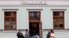 Архів - Люди чекають своїх замовлень біля кав'ярні Starbucks у Москві, Росія, 29 жовтня 2021 року.