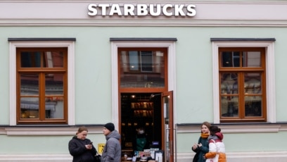 ARCHIVO - Un grupo de personas espera por sus órdenes en una cafetería Starbucks en Moscú, Rusia, el 29 de octubre de 2021. Foto Reuters.