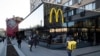 La gente pasa frente a un restaurante McDonald's en la calle principal de Moscú, Rusia, el miércoles 9 de marzo de 2022. (Foto AP)