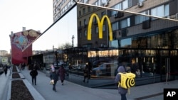 La gente pasa frente a un restaurante McDonald's en la calle principal de Moscú, Rusia, el miércoles 9 de marzo de 2022. (Foto AP)