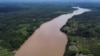 Vista aérea del río Putumayo en la selva amazónica de la zona rural de Puerto Asís, departamento de Putumayo, Colombia, el 6 de noviembre de 2021, en el marco del pacto "Amazonia Viva" por la defensa de la selva amazónica colombiana.