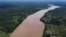 Vista aérea del río Putumayo en la selva amazónica de la zona rural de Puerto Asís, departamento de Putumayo, Colombia, el 6 de noviembre de 2021, en el marco del pacto "Amazonia Viva" por la defensa de la selva amazónica colombiana.