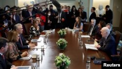 El presidente de los Estados Unidos, Joe Biden, se reúne con el presidente de Colombia, Iván Duque, en la Sala del Gabinete de la Casa Blanca, en Washington, EE. UU., el 10 de marzo de 2022. 