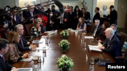 El presidente de los Estados Unidos, Joe Biden, se reúne con el presidente de Colombia, Iván Duque, en la Sala del Gabinete de la Casa Blanca, en Washington, EE. UU., el 10 de marzo de 2022. 