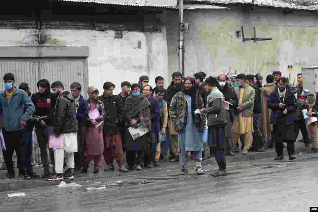 Eron elchixonasi tashqarisida visa uchun navbat. Kobul.