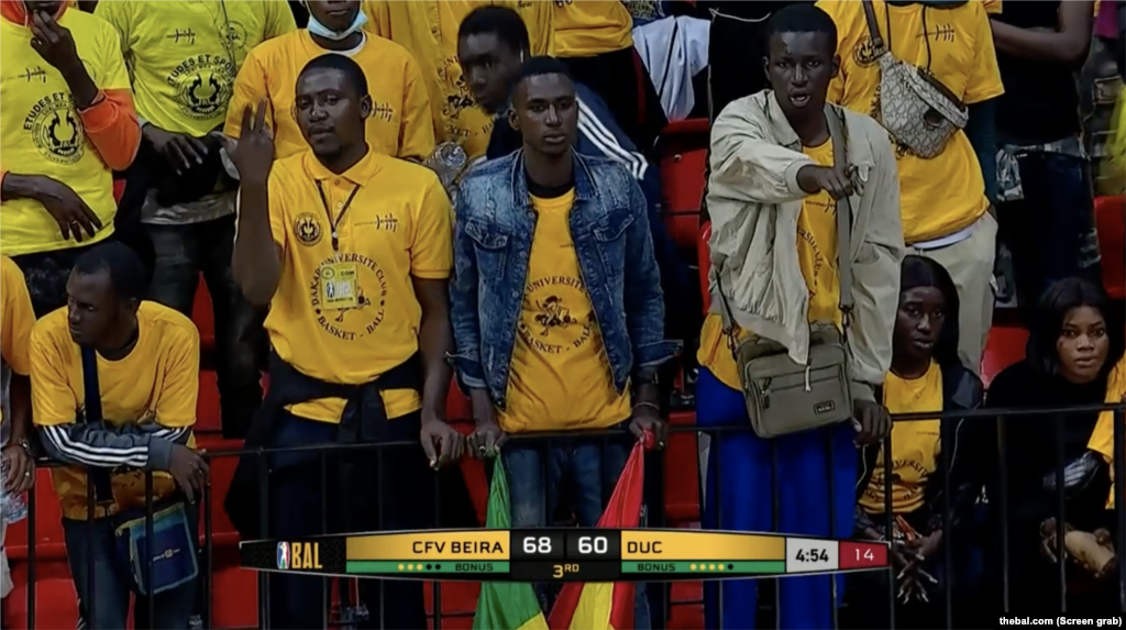 P&#250;blico no jogo Ferrovi&#225;rio da Beira contra DUC, Dacar, Senegal. BAL, Dacar, Senegal. 8 de Mar&#231;o, 2022