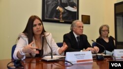 La abogada Tamara Suju, Directora Ejecutiva del Instituto CASLA, presenta junto al Secretario General de la OEA, Luis Almagro, el informe sobre Crímenes de lesa humanidad “licencia para matar”. [Foto VOA / Tomás Guevara]
