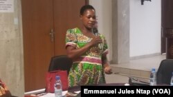 L’activiste Solange Ngo Bakoumé, en échange au cours de l’atelier sur le genre et le foncier, à Yaoundé, le 3 mars 2022. (VOA/Emmanuel Jules Ntap)

