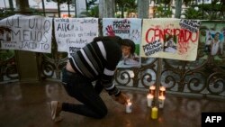 Una mujer enciende una vela durante una protesta en demanda de justicia por el asesinato del periodista mexicano Jacinto Romero Flores, en Orizaba, estado de Veracruz, México, el 19 de agosto de 2021.