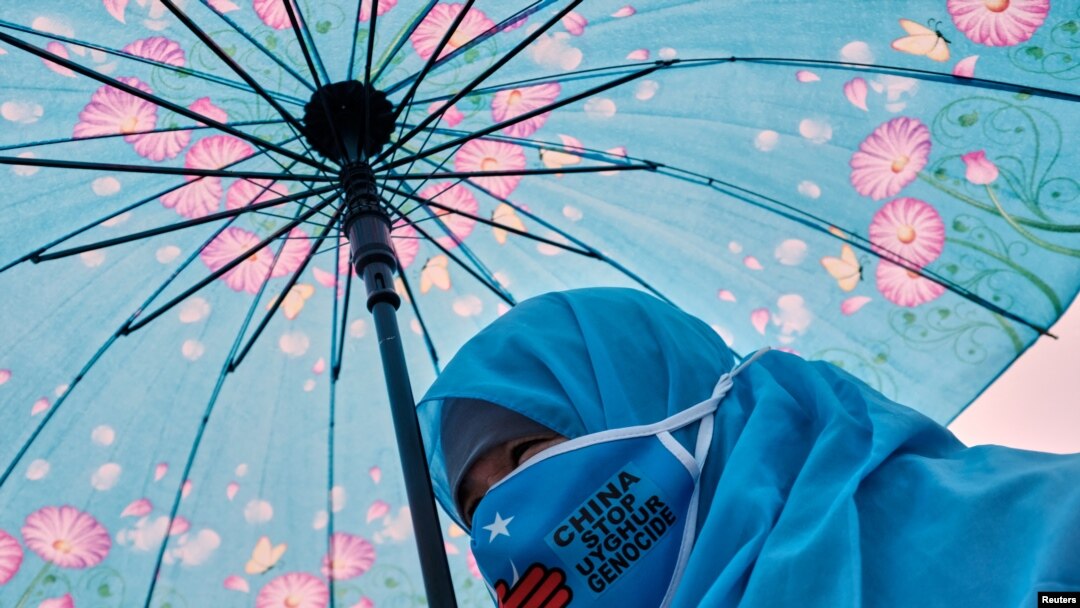 Seorang perempuan dari etnis Uyghur China ikut serta dalam aksi protes terhadap perlakuan pemerintah China pada kelompok etnis minoritas tersebut. Aksi digelar di Istanbul, Turki, pada 8 Maret 2022. (Foto: Reuters/Murad Sezer)