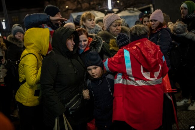 Pengungsi Ukraina mengantre untuk naik bus ke Polandia di luar stasiun kereta api Lviv di Ukraina barat pada Sabtu, 5 Maret 2022. (Foto: AP)