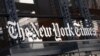 Logo dari surat kabar The New York Times terpasang di atas pintu masuk dari gedung kantor surat kabar tersebut yang berlokasi di New York, AS, pada 6 Mei 2021. (Foto: AP/Mark Lennihan)