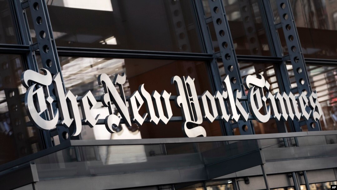 Logo dari surat kabar The New York Times terpasang di atas pintu masuk dari gedung kantor surat kabar tersebut yang berlokasi di New York, AS, pada 6 Mei 2021. (Foto: AP/Mark Lennihan)