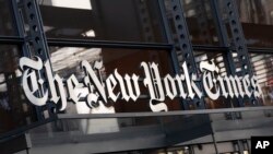 Logo dari surat kabar The New York Times terpasang di atas pintu masuk dari gedung kantor surat kabar tersebut yang berlokasi di New York, AS, pada 6 Mei 2021. (Foto: AP/Mark Lennihan)