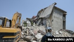 Le personnel des services d'urgence sur les lieux de l'effondrement d'un immeuble à Abidjan le 7 mars 2022.