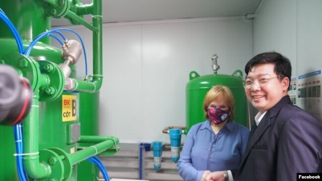 Đại diện Cơ quan Phát triển Quốc tế của Hoa Kỳ (USAID) bàn giao một hệ thống tạo oxy lỏng di động cho tỉnh Tây Ninh. Photo USAID.