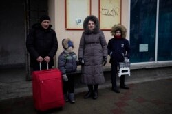 Una familia que huyó de la guerra desde la vecina Ucrania llega a la estación de tren de Przemysl en Przemysl, Polonia, el miércoles 9 de marzo de 2022. (Foto AP/Daniel Cole)