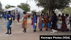 FILE - Displaced people in the town of Bor, South Sudan, queue to collect food aid. (Kate Bartlett/VOA)