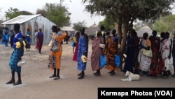 Des personnes déplacées dans la ville de Bor, au Soudan du Sud, reçoivent une aide alimentaire le mois dernier.  (Kate Bartlett/VOA)