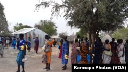 Des personnes déplacées dans la ville de Bor, au Soudan du Sud, reçoivent une aide alimentaire. (Kate Bartlett/VOA)