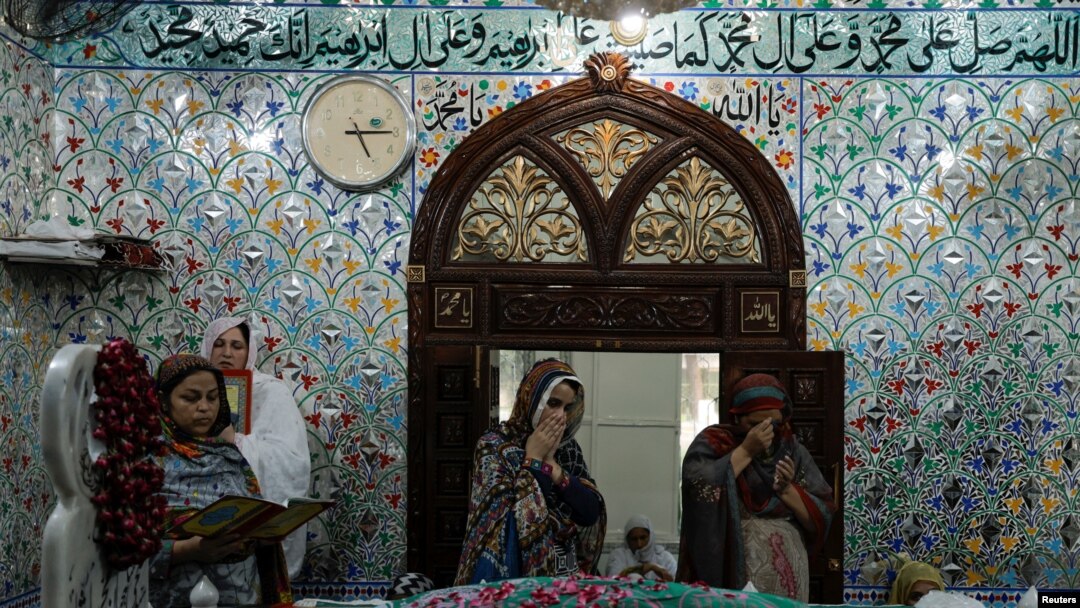 file - Women pray in a mosque in Rawalpindi, the neighbor city of Islamabad, Pakistan September 30, 2021.