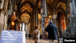 Orang-orang berjalan menuju pusat vaksinasi di Katedral St. Stephen untuk mendapatkan dosis Comirnaty, vaksin COVID-19 Pfizer-BioNTech di Wina, Austria, 5 Februari 2022. (REUTERS/Leonhard Foeger)