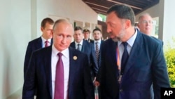 ARHIVA - Ruski predsednik Vladimir Putin i magnat Oleg Deripaska na samitu APEC-a u Vijetnamu, 10. novembra 2017. 