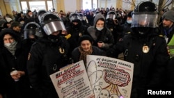Policija privodi učesnike antiratnih protesta u Sankt Peterburgu, 2. mart 2022. godine (Foto: Rojters)
