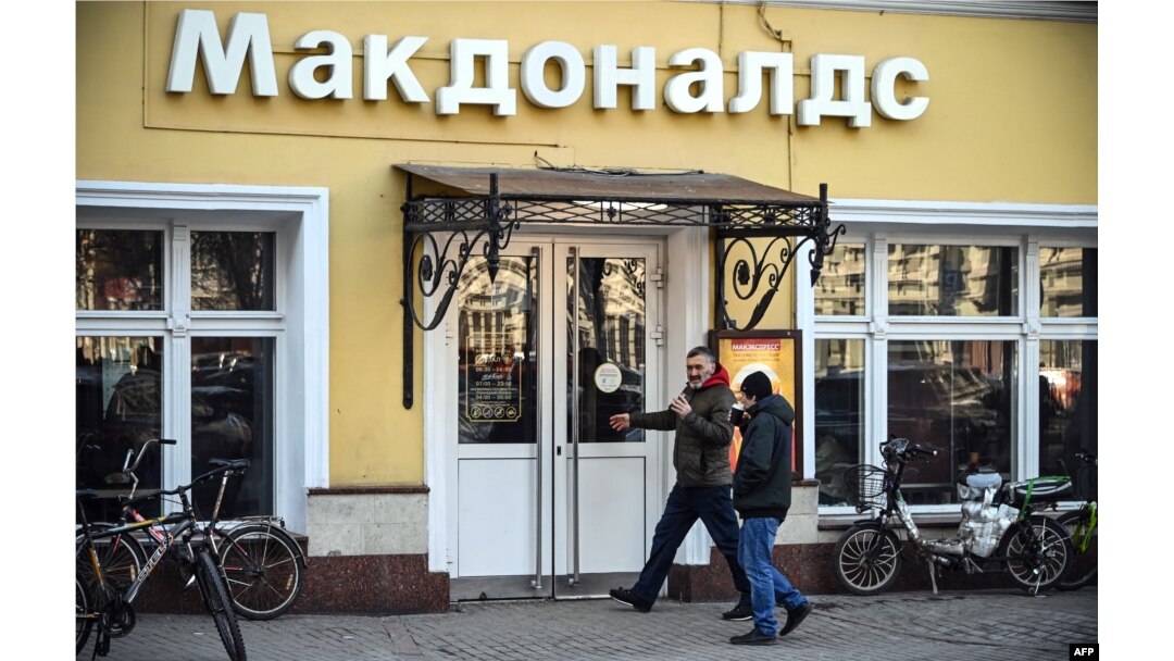 Salah satu restoran McDonald's di Moskow (foto: dok). McDonald's menjual bisnisnya kepada investor Rusia minggu lalu.