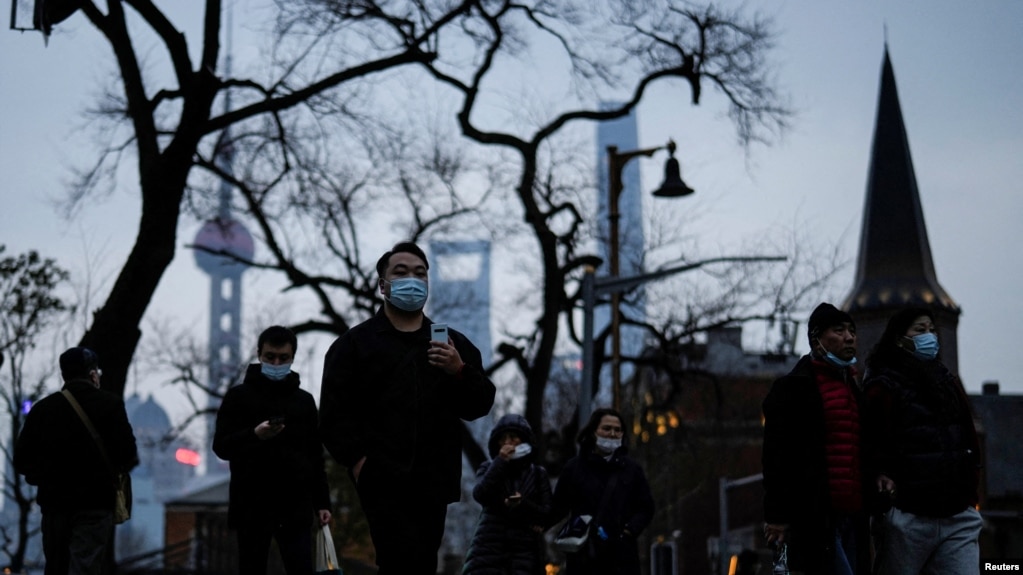上海不断出现新冠病例后，行人戴着口罩行走在上海街头。（2022年2月14日）(photo:VOA)