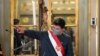 El presidente de Perú, Pedro Castillo, hace el signo de la victoria al final de la ceremonia de juramento de su nuevo gabinete en el palacio de gobierno en Lima, Perú, el martes 8 de febrero de 2022.
