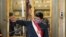 El presidente de Perú, Pedro Castillo, hace el signo de la victoria al final de la ceremonia de juramento de su nuevo gabinete en el palacio de gobierno en Lima, Perú, el martes 8 de febrero de 2022.
