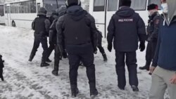 Ռուսաստանցի ոստիկանները ծեծում և ձերբակալում են հակապատերազմական ցույցի մասնակիցներին