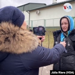 Irina se emociona al ser preguntada cómo se siente tras llegar a Medyka después de un largo viaje para escapar de la invasión rusa.