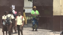 Les élèves du lycée bilingue de New Bell à l’entrée de leur établissement pendant la grève des enseignants à Douala, le 1er mars 2022. 