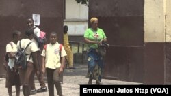 Les élèves du lycée bilingue de New Bell à l’entrée de leur établissement pendant la grève des enseignants à Douala, le 1er mars 2022. (VOA/Emmanuel Jules Ntap)
