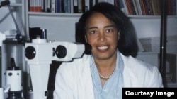 វេជ្ជបណ្ឌិត Patricia Bath នៅ​ផ្ទះ​របស់​អ្នកស្រី​ក្នុង​ទីក្រុង Los Angeles ឆ្នាំ ១៩៩៤ បាន​បង្កើត​ឧបករណ៍​ថ្មី​មួយ និង​បច្ចេកវិទ្យា​សម្រាប់​វះកាត់ព្យាបាល​ជំងឺ​ភ្នែក​ឡើង​បាយ។ (Photo NIH)